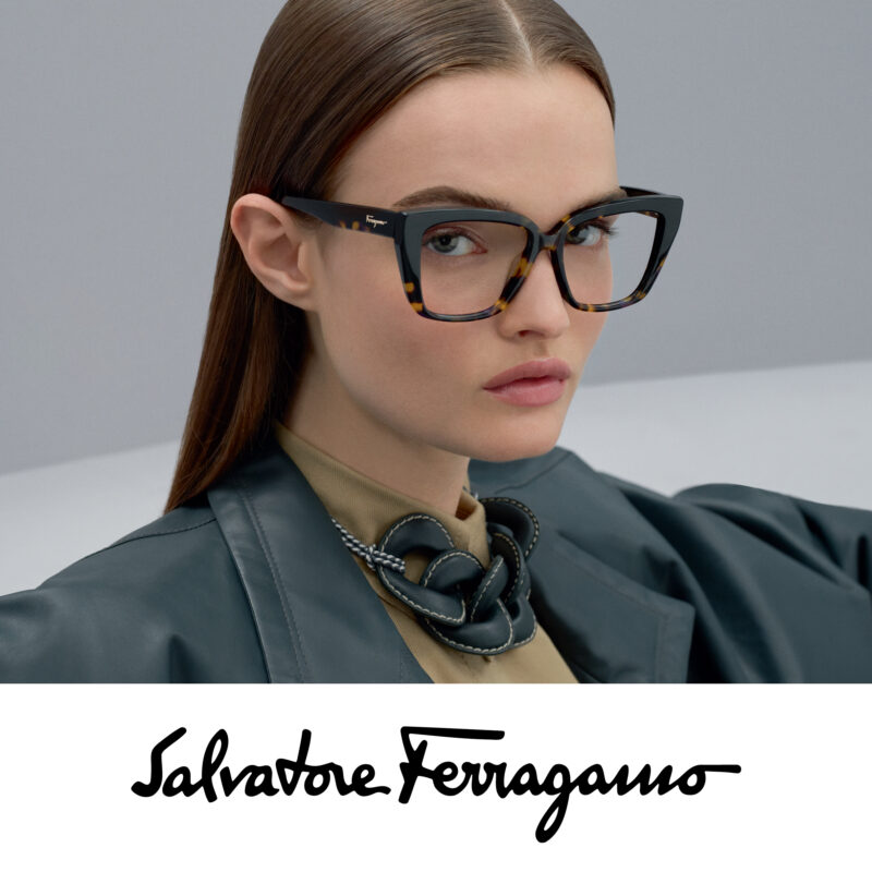 žena v brýlích Salvatore Ferragamo