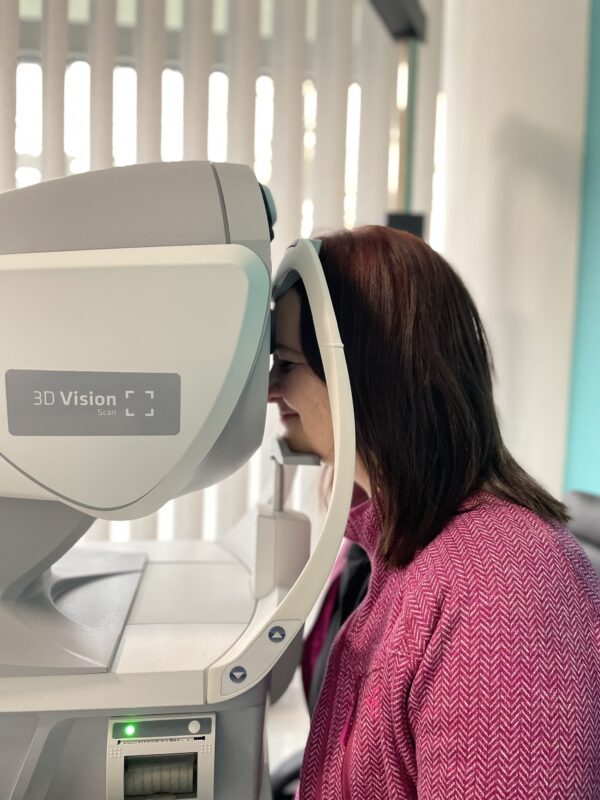 Měření zraku 3D Vision Scan. Klientka u přístroje